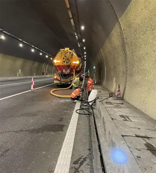 松原隧道排水渠清淤